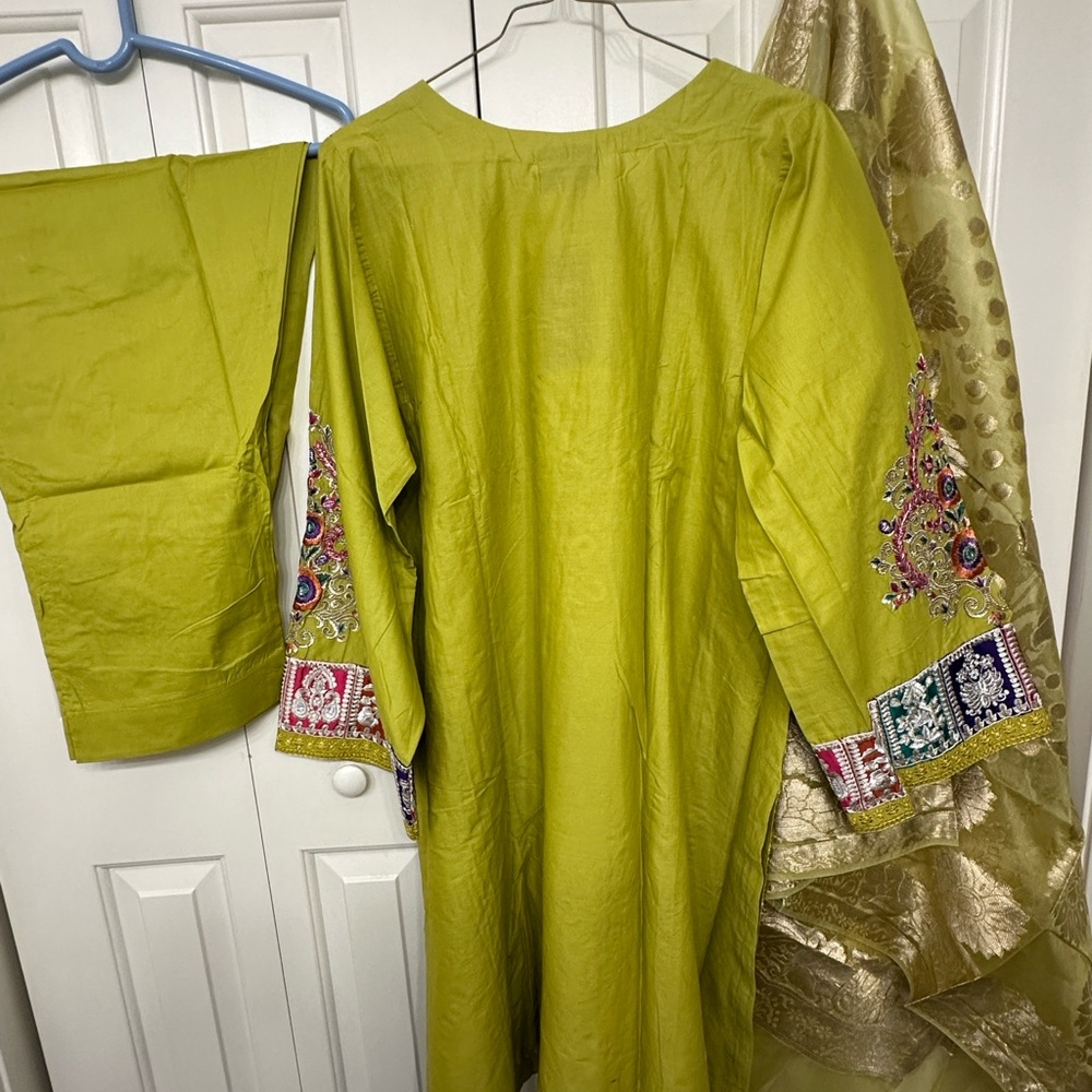 Super Sale‼️Embroidered luxury Green Traditional Outfit by Dikhawa size 24 - Picture 12 of 13